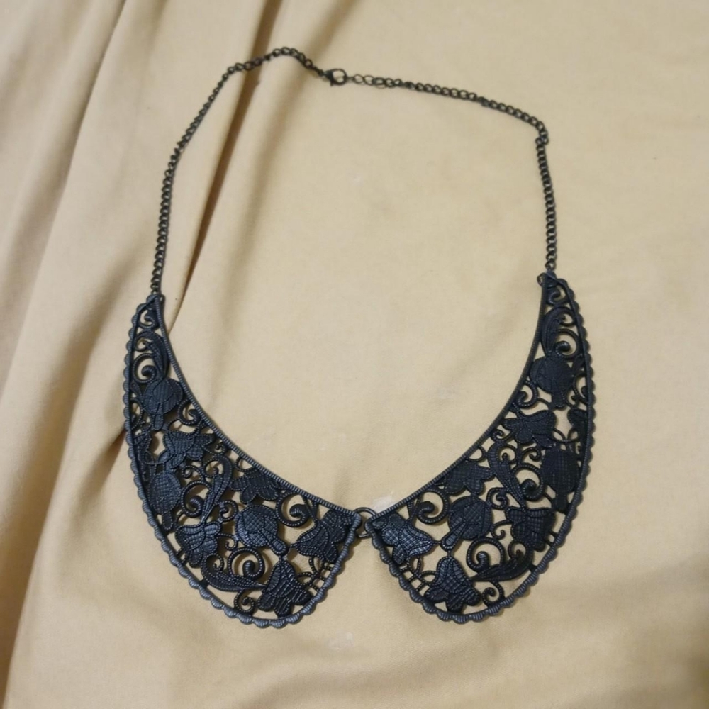 Black lacy collar necklace